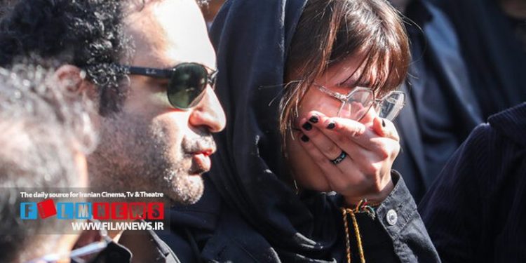 صحبتهای مونا مهرجویی در مراسم بدرقه پیکر پدر و مادرش داریوش مهرجویی و وحیده محمدیفر | مامان و بابا کنارم ایستادهاند