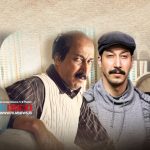 «هفتاد سی» متقاضی اکران نوروزی | بهرام افشاری راننده اتوبوس شد با انتشار تصویری جدید از فیلم «هفتاد سی»، اولین تجربه کارگردانی بهرام افشاری، از گریم این بازیگر و نقش متفاوتش در این فیلم رونمایی شد؛ فیلمی که برخلاف انتظار توسط هیئت انتخاب پذیرفته نشد و به جشنواره فیلم چهل‌ودوم راه پیدا نکرد. حالا این فیلم یکی از متقاضیان اکران نوروز 1403 است. به گزارش فیلم‌نیوز، اوایل آذر تصویری از گریم متفاوت هوتن شکیبا در فیلم «هفتاد سی» منتشر شد و در شبکه‌های اجتماعی بازتاب زیادی داشت. همه منتظر بودند ببینند همراهی هوتن شکیبا با بهرام افشاری در این فیلم به خلق چه جنسی از کمدی منجر می‌شود اما فیلم پشت درهای جشنواره ماند و این سوال در ذهن همه شکل گرفت که با این همه فیلم ضعیف راه پیدا کرده به جشنواره، چطور ممکن است «هفتاد سی» از سد هیئت داوران نگذشته باشد. طبق تصویر منتشر شده از فیلم، بهرام افشاری یک راننده اتوبوس است. موهای جلوی سرش ریخته و با سبیلی پشت لب، به طرف مسافرها برگشته و اخم‌هایش توی هم است. پیرهن راه‌راه و ژیله‌ای که روی آن پوشیده او را بسیار زیاد به حال و هوای راننده‌ها نزدیک کرده است. این اولین بار است افشاری را در چنین گریمی می‌بینیم. هوتن شکیبا هم در این فیلم موهایی به نسبت بلند دارد و آن را یک‌وری روی پیشانی‌اش ریخته. زیرپوش مردانه آبی به تن کرده و روی آن کاپشنی قهوه‌ای پوشیده است. نوع گریم‌ها نشان می‌دهد هردو آنها در یک طبقه اجتماعی هستند. درحال حاضر مراحل فنی فیلم «هفتاد سی» به پایان رسیده و این فیلم متقاضی اکران نوروزی شده است. افشاری نوروز سال گذشته به عنوان بازیگر فیلم «فسیل» را روی پرده داشت و حالا به عنوان کارگردان و بازیگر فیلمی را روانه اکران نوروز می‌کند. «هفتاد سی»، یک کمدی اجتماعی است و نخستین تجربه کارگردانی بهرام افشاری به حساب می‌آید. سید ابراهیم عامریان آن را تهیه کرده و نقش اصلی آن را هم خود افشاری بازی کرده است. هوتن شکیبا، الهه حصاری، صدف اسپهبدی، حسین پاکدل، مهدی حسینی‌نیا، سیاوش طهمورث و ناهید مسلمی از جمله بازیگران دیگر فیلم هستند.