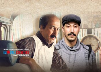 «هفتاد سی» متقاضی اکران نوروزی | بهرام افشاری راننده اتوبوس شد با انتشار تصویری جدید از فیلم «هفتاد سی»، اولین تجربه کارگردانی بهرام افشاری، از گریم این بازیگر و نقش متفاوتش در این فیلم رونمایی شد؛ فیلمی که برخلاف انتظار توسط هیئت انتخاب پذیرفته نشد و به جشنواره فیلم چهل‌ودوم راه پیدا نکرد. حالا این فیلم یکی از متقاضیان اکران نوروز 1403 است. به گزارش فیلم‌نیوز، اوایل آذر تصویری از گریم متفاوت هوتن شکیبا در فیلم «هفتاد سی» منتشر شد و در شبکه‌های اجتماعی بازتاب زیادی داشت. همه منتظر بودند ببینند همراهی هوتن شکیبا با بهرام افشاری در این فیلم به خلق چه جنسی از کمدی منجر می‌شود اما فیلم پشت درهای جشنواره ماند و این سوال در ذهن همه شکل گرفت که با این همه فیلم ضعیف راه پیدا کرده به جشنواره، چطور ممکن است «هفتاد سی» از سد هیئت داوران نگذشته باشد. طبق تصویر منتشر شده از فیلم، بهرام افشاری یک راننده اتوبوس است. موهای جلوی سرش ریخته و با سبیلی پشت لب، به طرف مسافرها برگشته و اخم‌هایش توی هم است. پیرهن راه‌راه و ژیله‌ای که روی آن پوشیده او را بسیار زیاد به حال و هوای راننده‌ها نزدیک کرده است. این اولین بار است افشاری را در چنین گریمی می‌بینیم. هوتن شکیبا هم در این فیلم موهایی به نسبت بلند دارد و آن را یک‌وری روی پیشانی‌اش ریخته. زیرپوش مردانه آبی به تن کرده و روی آن کاپشنی قهوه‌ای پوشیده است. نوع گریم‌ها نشان می‌دهد هردو آنها در یک طبقه اجتماعی هستند. درحال حاضر مراحل فنی فیلم «هفتاد سی» به پایان رسیده و این فیلم متقاضی اکران نوروزی شده است. افشاری نوروز سال گذشته به عنوان بازیگر فیلم «فسیل» را روی پرده داشت و حالا به عنوان کارگردان و بازیگر فیلمی را روانه اکران نوروز می‌کند. «هفتاد سی»، یک کمدی اجتماعی است و نخستین تجربه کارگردانی بهرام افشاری به حساب می‌آید. سید ابراهیم عامریان آن را تهیه کرده و نقش اصلی آن را هم خود افشاری بازی کرده است. هوتن شکیبا، الهه حصاری، صدف اسپهبدی، حسین پاکدل، مهدی حسینی‌نیا، سیاوش طهمورث و ناهید مسلمی از جمله بازیگران دیگر فیلم هستند.