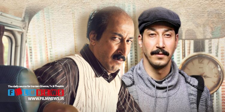 «هفتاد سی» متقاضی اکران نوروزی | بهرام افشاری راننده اتوبوس شد با انتشار تصویری جدید از فیلم «هفتاد سی»، اولین تجربه کارگردانی بهرام افشاری، از گریم این بازیگر و نقش متفاوتش در این فیلم رونمایی شد؛ فیلمی که برخلاف انتظار توسط هیئت انتخاب پذیرفته نشد و به جشنواره فیلم چهلودوم راه پیدا نکرد. حالا این فیلم یکی از متقاضیان اکران نوروز 1403 است. به گزارش فیلمنیوز، اوایل آذر تصویری از گریم متفاوت هوتن شکیبا در فیلم «هفتاد سی» منتشر شد و در شبکههای اجتماعی بازتاب زیادی داشت. همه منتظر بودند ببینند همراهی هوتن شکیبا با بهرام افشاری در این فیلم به خلق چه جنسی از کمدی منجر میشود اما فیلم پشت درهای جشنواره ماند و این سوال در ذهن همه شکل گرفت که با این همه فیلم ضعیف راه پیدا کرده به جشنواره، چطور ممکن است «هفتاد سی» از سد هیئت داوران نگذشته باشد. طبق تصویر منتشر شده از فیلم، بهرام افشاری یک راننده اتوبوس است. موهای جلوی سرش ریخته و با سبیلی پشت لب، به طرف مسافرها برگشته و اخمهایش توی هم است. پیرهن راهراه و ژیلهای که روی آن پوشیده او را بسیار زیاد به حال و هوای رانندهها نزدیک کرده است. این اولین بار است افشاری را در چنین گریمی میبینیم. هوتن شکیبا هم در این فیلم موهایی به نسبت بلند دارد و آن را یکوری روی پیشانیاش ریخته. زیرپوش مردانه آبی به تن کرده و روی آن کاپشنی قهوهای پوشیده است. نوع گریمها نشان میدهد هردو آنها در یک طبقه اجتماعی هستند. درحال حاضر مراحل فنی فیلم «هفتاد سی» به پایان رسیده و این فیلم متقاضی اکران نوروزی شده است. افشاری نوروز سال گذشته به عنوان بازیگر فیلم «فسیل» را روی پرده داشت و حالا به عنوان کارگردان و بازیگر فیلمی را روانه اکران نوروز میکند. «هفتاد سی»، یک کمدی اجتماعی است و نخستین تجربه کارگردانی بهرام افشاری به حساب میآید. سید ابراهیم عامریان آن را تهیه کرده و نقش اصلی آن را هم خود افشاری بازی کرده است. هوتن شکیبا، الهه حصاری، صدف اسپهبدی، حسین پاکدل، مهدی حسینینیا، سیاوش طهمورث و ناهید مسلمی از جمله بازیگران دیگر فیلم هستند.