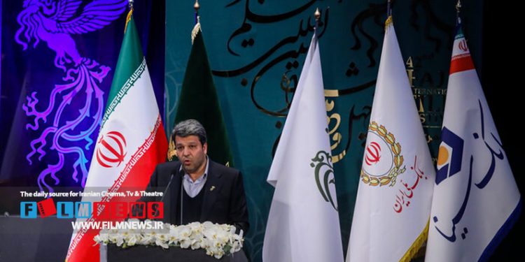 محمد خزاعی در مراسم اختتامیه جشنواره فیلم فجر دعای تحویل سال را با اشتباهات فاحش قرائت کرد.