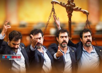 درباره بازی نفس‌گیر و جذاب شهاب حسینی در قسمت نهم سریال «گناه فرشته» | توفان شهاب شهاب حسینی در قسمت نهم سریال «گناه فرشته» نمایشی پرقدرت از تلاش‌های یک وکیل برای دفاع از حق موکلش به نمایش گذاشت؛ فریادهای او بر سر قاضی دادگاه و همسرش به نقطه عطف مهمی در این سریال بدل شد. از همان ابتدا می‌شد حدس زد شهاب حسینی وارد چالشی جدی با نقش وکیل خواهد شد و در این قالب بازی درخشانی خواهد داشت. به گزارش فیلم‌نیوز، در قسمت نهم سریال «گناه فرشته» به کارگردانی حامد عنقا، شهاب حسینی را در دو موقعیت متفاوت می‌بینیم؛ اولی موقعیتی احساسی مقابل فرشته و دیگری پرخاش مقابل دادگاه. بعد از اینکه در قسمت هشتم سریال، فرشته برای حامد شعر می‌خواند و به او هدیه‌ای می‌دهد، به احساسی که میان آنها شکل گرفته واقف می‌شویم. در قسمت نهم، مواجهه حامد با فرشته وارد مرحله جدیدی می‌شود. او فرشته را عزیزم خطاب می‌کند و نگاه و رفتاری متفاوت با او دارد. حتی لحن حرف زدنش هم با او فرق می‌کند. مجموعه شرایط به سمتی پیش می‌رود که حامد به پدرش می‌گوید مطمئن است که فرشته قاتل نیست اما حتی اگر قاتل هم باشد از او دفاع می‌کند. اوج جذابیت بازی شهاب حسینی در سکانس پایانی اتفاق می‌افتد. زمانی که شواهد بر قاتل بودن فرشته تاکید می‌کنند و او یک تنه می‌خواهد با دست خالی مقابل دادگاه بایستد. اینجاست که شاهد چند دقیقه نفس‌گیر هستیم. درحالی که دخترش وارد دادگاه شده و او را می‌بیند به همسرش می‌توپد و او و سایرین را با الفاظی خارج از عرف داداگاه خطاب قرار می‌دهد. بعد هم به قاضی پرخاش می‌کند و درکل از مسیر طبیعی خود خارج می‌شود. تا اینکه قاضی رای بر باززداشت او می‌دهد و اینجاست که فرشته اعتراف به قتل می‌کند. حامد هم درحالی که توسط دو مامور به بیرون دادگاه هدایت می‌شود فریاد می‌زند تا جلوی حرف‌های او را بگیرد. این یکی از درخشان‌ترین سکانس‌های سریال با بازی شهاب حسینی است که مسیر دادگاه و سریال را به سمت دیگری می‌برد. درواقع حامد مقابل چشم‌های دخترش رفتاری نشان می‌دهد که تمام پل‌های پشت سرش را خراب می‌کند؛ آنهم دختری که او از ابتدای سریال مدام تلاش می‌کرد تا ناراحتش نکند. شهاب حسینی در قسمت‌های پایانی سریال «پوست شیر»، زمانی که مقابل مجتبی پیرزاده بازی داشت هم، سکانس درخشان مشابهی را خلق کرد. او در قالب یک بازپرس که تا حد زیادی زندگی‌اش به مسئله قتل ساحل گره خورده بود با قاتل او منصور طوری وارد جدال شد که هنوز تصویر او از ذهن مخاطبان بیرون نرفته است. قسمت نهم سریال «گناه فرشته» به کارگردانی حامد عنقا جمعه 27 بهمن در پلتفرم فیلیمو منتشر شده است.