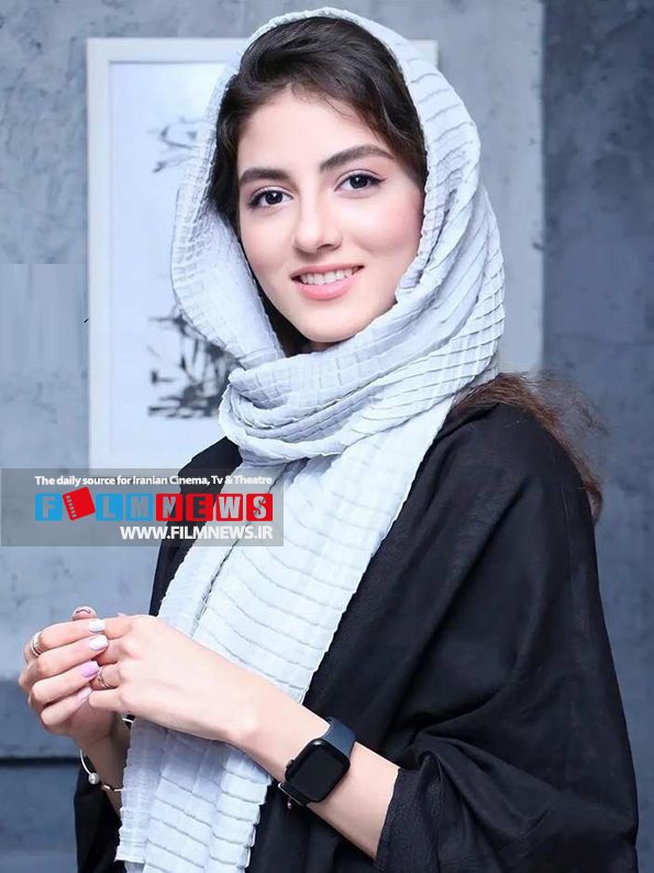 در ترکیب بازیگران فیلم «آبی روشن» دو بازیگر به نامهای مرتضی امینی تبار و سارا حاتمی حضور دارند که با بازی در سریال خانگی «زخم کاری» به شهرت رسیدند.