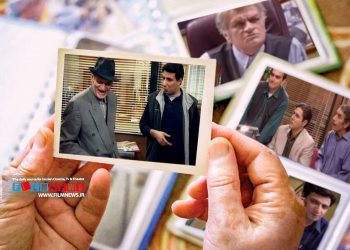 امروز 17 مرداد، روز خبرنگار است. در سینما و تلویزیون ایران بارها و بارها فیلم‌ها و سریال‌هایی با تمرکز بر روی خبرنگارها ساخته شده اما یکی از مهمترین تصاویری که از تحریریه یک روزنامه در ذهنمان مانده، متعلق به سریال «بدون شرح» مهدی مظلومی است. سریالی که تمام ماجراهایش در دفتر تحریریه هفته‌نامه «شهرقشنگ» می‌گذشت. این روزنامه همیشه به گل نشسته بود و مدیرمسئول آن کمترین اطلاعاتی درباره روزنامه‌نگاری و اصول انتشار هفته‌نامه نداشت. حتی به سردبیر مجموعه و تیم خبرنگارها هم اعتماد نمی‌کرد و می‌خواست یک‌تنه این کشتی را نجات دهد. مجموعه شرایط و تضاد میان این تحریریه با آنچه در واقعیت وجود دارد، موقعیت بامزه‌ای را رقم زد و باعث شد «بدون شرح» در ذهن همه ماندگار شود.