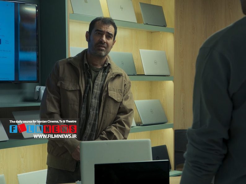 رها داستان خانواده‌ای است که کیانش برای خرید یک لپ‌تاپ دگرگون می‌شود.