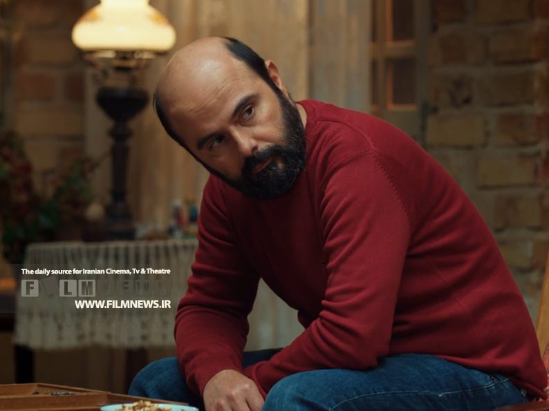 سروش صحت در فیلم‌هایش نقش‌های اصلی را به ستاره‌های سینما داده و حالا در استخر از امین حیایی و سحر دولتشاهی استفاده کرده است.