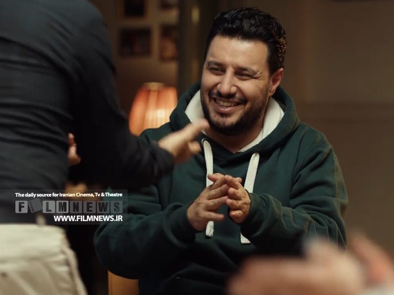 سروش صحت در فیلم‌هایش نقش‌های اصلی را به ستاره‌های سینما داده و حالا در استخر از امین حیایی و سحر دولتشاهی استفاده کرده است.