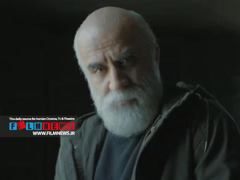 رونمایی از گریم متفاوت بازیگر سریال «برتا: داستان یک اسلحه» | مهدی حسینینیا در قامت یک پیرمرد
بعد از معرفی شهرام حقیقتدوست به عنوان بازیگر سریال «برتا: داستان یک اسلحه»، در دومین تیزر این سریال از بازی مهدی حسینینیا با گریمی متفاوت رونمایی شده است. این سریال قرار است بهزودی در پلتفرم فیلمنت منتشر شود.
به گزارش فیلمنیوز، امیرحسین ترابی بعد از موفقیت سریال «خونسرد»، سراغ ساخت «برتا: داستان یک اسلحه» رفته است.
«برتا» هم مثل خونسرد اثری معمایی جنایی است که تا به حال از بازی شهرام حقیقتدوست و مهدی حسینینیا در آن رونمایی شده است.
در تیزر جدیدی که از این سریال منتشر شده، حسینینیا را با گریم بسیار متفاوتی میبینیم. او گریم جدیدش برای این سریال، ابروها و ریشهای سفید بلندی دارد و جلوی موهایش کاملا ریخته است. چین و چروک زیادی روی پیشانیاش دارد و اورکتی به تن کرده است. از زبان او میشنویم: «میخوام کابوسهام تموم بشه. یه نقطه هم بذارم آخرش.»
حسینینیا سال گذشته با دو سریال «غربت» و «گردنزنی» در شبکه نمایش خانگی حضور داشت. باید دید با این گریم قرار است ایفاگر چه نقشی باشد.