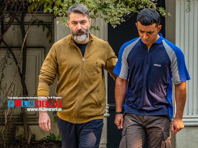 نگاهی به سریالهایی که این اواخر با اقتباس از روی رمانهاساخته شدهاند به بهانه انتشار سریال «بامداد خمار» | اقتباس خوب غنیمت است سریال «بامداد خمار» با اقتباس از رمان پرمخاطبی به همین نام سرانجام به ثمر رسید و قسمت اول آن دوشنبه هفته گذشته منتشر شد. سریالی که پیش بینی میشود با توجه به فضای رمان اثر موفقی از کار دربیاید. این سریال اقتباسی در حالی انتشار خود را آغاز کرده که به تازگی پخش فصل اول سریال «سووشون» به پایان رسیده است. پیش از این و به خصوص در سالهای اخیر شاهد تولید تعدادی سریال اقتباسی بودیم که برخی از آنها موفق و تعدادی هم در جذب مخاطب ناموفق بودند. این در حالی است که در گذشتهای نه چندان دور کارگردانهایی چون ناصر تقوایی، کیومرث پوراحمد و بهروز افخمی توانسته بودند سریالهای اقتباسی بسیار موفقی چون «دایی جان ناپلئون»، «قصههای مجید» و «کوچک جنگلی»را کارگردانی کنند. به گزارش فیلمنیوز، سریالهای اقتباسی معمولا کارهای موفقی از آب درمیآیند، یعنی اگر فیلمنامهنویس و کارگردان بتوانند روح رمان را به درستی در اثرشان بدمند آن سریال قلابش را به مخاطب گیر میاندازد. به بهانه تولید سریالهای اقتباسی که در سالهای اخیر ساختهشدهاند نگاهی گذارا به آنها داشتهایم. بامداد خمار | نرگس آبیار | منبع : رمان بامداد خمار | 1402 رمان «بامداد خمار» نوشته فتانه حاج سید جوادی سال 1374 منتشر و تبدیل به یکی از رمان های پرفروش عامه پسند شد. کتاب زندگی دخترکی نورسیده به نام محبوبه در دوران قاجار را روایت می کند که متعلق به خانوادهای اعیان زاده است اما عشقش به رحیم، شاگرد نجاری فقیر سرنوشت او را تغییر می دهد. بامداد خمار تا به مرحله تولید برسد مسیر پرفراز و نشیبی را پشت سر گذاشت. ابتدا قرار بود ابراهیم ایرج زاد آن را بسازد، بعدها کار به محمد رحمانیان واگذار شد، اما بازهم به سرانجام نرسید. امیرحسین عسگری در ادامه به عنوان کارگردان سریال را جلوی دوربین برد ، ماحصل رضایتبخش نبود و نرگس آبیار در نهایت به عنوان کارگردان این رمان را به تصویر کشید. حسین کیایی اقتباس داستان به فیلمنامه را انجام داد در نهایت ماحصل آن چیزی شد که در قسمت اول دیدیم. سریالی که توانست در همان گام اول به مانند رمان در جذب مخاطب موفق باشد. سوران | سروش محمد زاده | منبع : کتاب عصرهای کریسکان | 1402 سریال «سوران» از کتاب «عصرهای کریسکان» نوشته کیانوش گلزار راغب اقتباس شده است. این کتاب سرگذشت واقعی عجیب جوانی به نام سعید سردشتی را روایت می کند که بیش از شش سال در زندانهای گروه کومله و دموکرات شکنجه شد. او از زندان مخوف کریسکان نجابت یافت اما بقیه همبندیهایش اعدام شدند. عباس ریاحی فیلمنامه «سوران» را نوشته و سروش محمدزاده کارگردانی آن را برعهده داشته است. «سوران» توانست شرایط کردستان در ابتدای انقلاب را به خوبی بازنمایی کند؛ روزهایی که احزاب مختلف مثل کومله، دموکرات و … در این منطقه جولان می دادند و نتیجه حضورشان جز سلب آرامش و البته جان مردم کرد نبود! «سوران» مدخل مناسبی است برای کسانی که دوست دارند درباره آن زمان بیشتر مطالعه کنند. مستوران | کار گروهی | منبع : کتاب مستوران | 1401 محمد حنیف کتابی دارد به نام «مستوران» که دربرگیرنده حکایت های کهن ایرانی است. حنیف برای اهالی ادبیات نامی آشنا دارد و تاکنون آثارش برگزیده جوایزی چون کتاب سال جمهوری اسلامی ایران،جایزه جلال آلاحمد، جایزه ادبی حبیب غنی پور و … شده اند. سریال با پیروی از الگوی «یکی بود یکی نبود» قصه خود را تعریف می کرد و توانسته گرد فراموشی از عادت دیرین و شیرین ایرانی ها بزداید. «مستوران» در کنار یک داستان سرراست، افسانه هایی مثل لوح سفید، سیمرغ،دوال پا و … را هم در خود داشت. بعد از پایان این سریال، سازمان اوج فصل دوم «مستوران» را به کارگردانی علی هاشمی وارد فاز تولید کرد که به مانند فصل اول موفق نبود. فصل اول مستوران را سید جمال سیدحاتمی و مسعود آبپور کارگردانی کردند. یاغی | محمد کارت | منبع : رمان سالتو | 1401 سریال «یاغی» با نگاهی به رمان «سالتو» اثر مهدی افروزمنش ساخته شد. او که نخستین رمانش یعنی «تاول»، جایزه بهترین رمان سال جایزه هفت اقلیم را از آن خود کرد، در دومین رمان خود به سرنوشت قهرمانی پرداخته که از در حاشیه شهر مشغول کشتی است و مردی ثروتمند تصمیم میگیرد از او حمایت کند. محمد کارت جزو کارگردان های تازه نفس سینما و حوزه مستند است که برای اولین سریال خود تصمیم گرفت «یاغی» را با نگاهی به رمان «سالتو» بسازد. «یاغی» از همان قسمت نخست مورد توجه مخاطبان واقع شد و عنوان یکی از موفق ترین سریال های سال را بدست آورد. طبق آمار رسمی، پس از موفقیت «یاغی» رمان «سالتو» هم در لیست پرفروشترین کتابهای فیدیبو قرار گرفت و نسخه فیزیکی آن از چاپ ششم بود به چاپ دوازدهم رسید. سووشون| نرگس آبیار | منبع : رمان سووشون | 1401 «سووشون» نخستین رمان سیمین دانشور است که سال ۱۳۴۸ منتشر شد. داستان این رمان در شیراز و در سالهای پایانی جنگ جهانی دوم رخ میدهد و فضای اجتماعی سالهای ۱۳۲۰ تا ۱۳۲۵ را ترسیم میکند. این کتاب تاکنون به زبانهای مختلف دنیا از جمله انگلیسی، فرانسوی، ایتالیایی، ژاپنی و چینی نیز ترجمه شده است.درباره سازندگان: نرگس آبیار از سال 99 مقدمات ساخت سریال خانگی «سووشون» را به تهیهکنندگی محمدحسین قاسمی فراهم کرد و آن را سال 1401 کلید زد. پیشنیه نرگس آبیار در زمینه نویسندگی به اشراف او بر وادی ادبیات گواه می دهد. پس حتما خود خانم آبیار بیش از دیگران آگاه بوده که تبدیل یک کتاب خاص به اثری تصویری چه کاری سخت و حساسیت برانگیز است. وفاداری کامل آبیار به رمان و سبک کارگردانی او در به تصویر کشیدنش موجب شد تا طیف وسیعی از مخاطبان با سریال همراه نشوند. زخم کاری| محمد حسین مهدویان | منبع : رمان بیست زخم کاری | 1400 فیلمنامه سریال «زخم کاری» بر اساس کتاب «بیست زخم کاری» نوشته محمود حسینی زاد آماده شد. حسینی زاد در این کتاب داستان چند مرد ثروتمند، مقتدر و بانفوذ را روایت کرده که در شرکتهای مختلف سودده مانند شرکتهای نفتی فعالیتهای گسترده دارند و با کشورهای خارجی معامله میکنند.درباره سازندگان: محمد حسین مهدویان به اقتضای شرایط سریال و تفاوت آن با اثر مکتوب، فضای روایت و ویژگی های برخی شخصیت ها را تغییر داد که حاصلش شد «زخم کاری». نتیجه «زخم کاری» شکست رکورد میزان تماشا در پلتفرم فیلیمو با میانگین ۲۰ میلیون دقیقه تماشا بود. موفقیت سریال «زخم کاری» شاهدی است بر این که اقتباس در صورت مهیا بودن شرایط، می تواند منجر به اتفاقات ویژه شود. دستاورد دیگر سریال، بالا رفتن فروش رمان در طول پخش این اثر بود. بوم و بانو | سعید سلطانی | منبع : رمان چشمهایش | 1399 باید یادآور شویم که سریال «بوم و بانو» اشاره ای به کتاب «چشمهایش» اثر معروف بزرگ علوی نداشت و به مرور مشخص شد سازندگان نگاهی خاص به آن برای روایت داستان خود داشته اند. ماجراهای کتاب در دوره رضاشاه اتفاق میافتد و زندگی یک استاد بزرگ نقاشی را روایت میکند. شعله شریعتی فیلمنامه «بوم و بانو» را نوشت؛ سعید سلطانی کارگردانی اش کرد و مسعود رایگان ، دیبا زاهدی،ساغر قناعت، مهدی احمدی و … بازیگرانش بودند. «بوم و بانو» با وجود اینکه نگاهی به رمان «چشمهایش» داشت اما به دلیل محدودیتهایی که در تلویزیون برای روایت جزییات جذاب آن وجود داشت، نتوانست به اثر موفقی تبدیل شود و شاید خیلیها هنوز هم ندادند چنین سریالی ساخته شده است. وارش| احمد کاوری | منبع: رمان مهاجران | 1398 درباره منبع اقتباس: «وارش» براساس فیلمنامهی جابر قاسمعلی با اقتباس از رمان «مهاجران» نوشتهی هاوارد فاست، نویسندهی آمریکایی ساخته شد. رمان «مهاجران» سال 1799 منتشر شد و ترجمهی آن در ایران هم مورد توجه قرار گرفت. سال 1397 این رمان با ترجمهی فریدون مجلسی منتشر شد و بار دیگر سر زبانها افتاد. همان سال بود که سریال براساس فیلمنامه جابر قاسمعلی تولید شد. «وارش»، اقتباس عین به عین از رمان «مهاجران» نیست و صرفا در بخشهایی به آن وفادار مانده است. درواقع جابر قاسمعلی روح این رمان را محور اصلی نگارش فیلمنامه «وارش» قرار داده اثری ایرانی برمبنای آن نوشته است و در تمام جزئیات به آن پایبند نمانده است. شخصیت یارمحمد در «وارش» برای گریختن از گرسنگی و خشکسالی به همراه همسر باردارش به شمال ایران میرود تا حرفه ماهیگیری را پیشه کند. این شخصیت از دان لاوت «مهاجران» گرفته شده است؛ ماهیگیر سادهای که به خاطر زلزله سانفرانسیسکو مهاجرت میکند و …