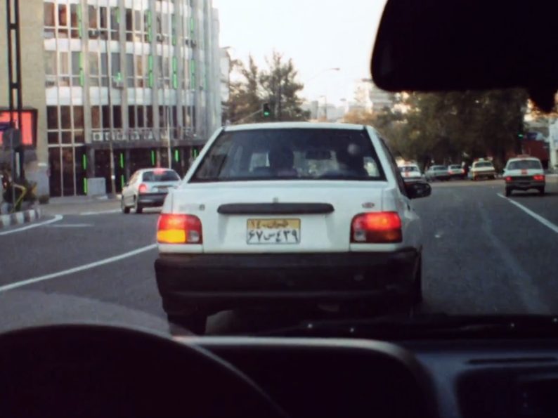 نکته ظریفی که از چشم طراح صحنه و کارگردان «برتا، داستان یک اسلحه» پنهان ماند ، امیر‌علی با پژو پلاک لیزری در سال 1380