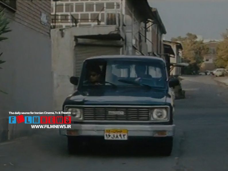 نکته ظریفی که از چشم طراح صحنه و کارگردان «برتا، داستان یک اسلحه» پنهان ماند ، امیر‌علی با پژو پلاک لیزری در سال 1380